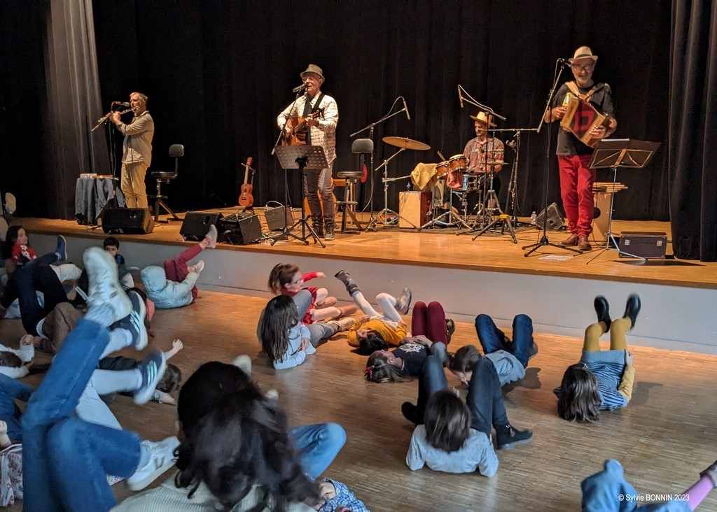 Le Photos du bal pour enfants de la compagnie Balao spectacle musical centre aérés mairie comité d'entreprise