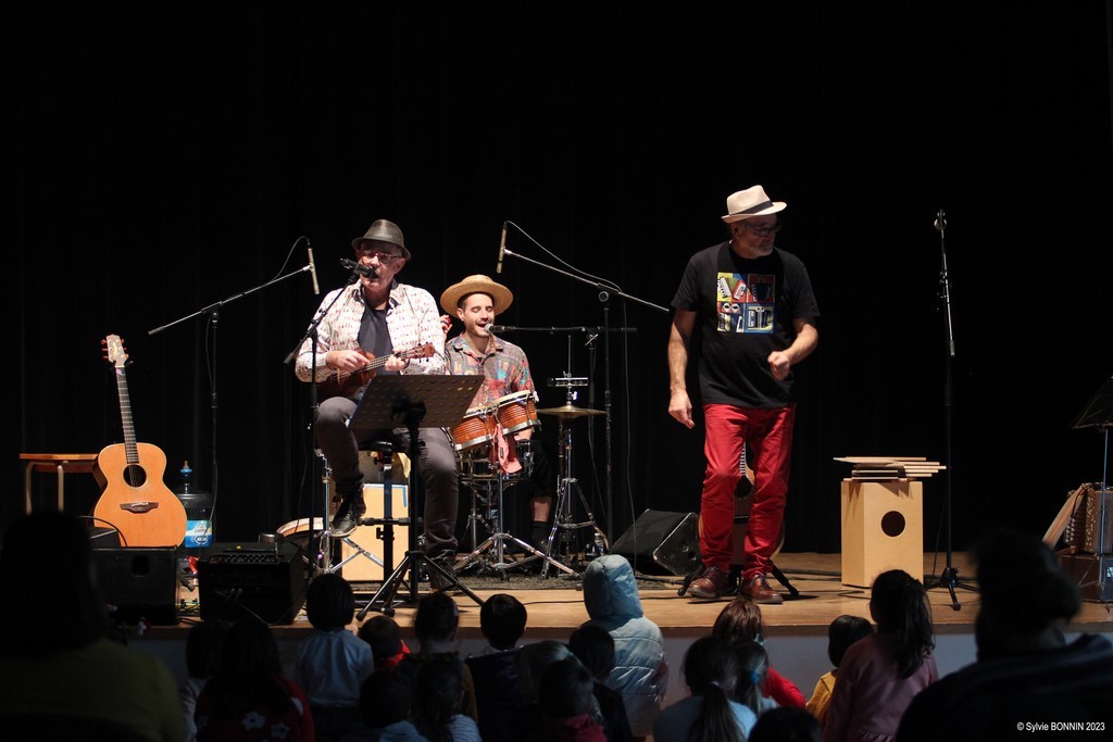 Le bal pour enfants de la compagnie Balao spectacle musical centres aérés mairie comité d'entreprise école maternelle primaire élémentaire bal concert pour enfants.