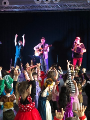 Le bal pour enfants de la compagnie Balao spectacle musical centres aérés mairie comité d'entreprise école maternelle primaire élémentaire bal concert pour enfants.